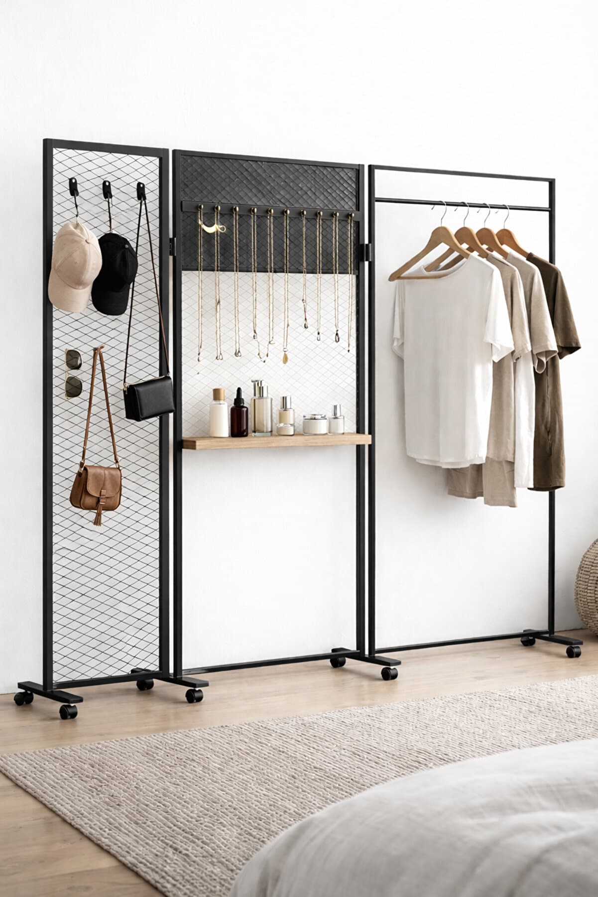Tekerlekli 3 Bölmeli Metal Askılık Ve Organizer – Şapkalık Takılık Kozmetik Raflı Elbise Askılığı